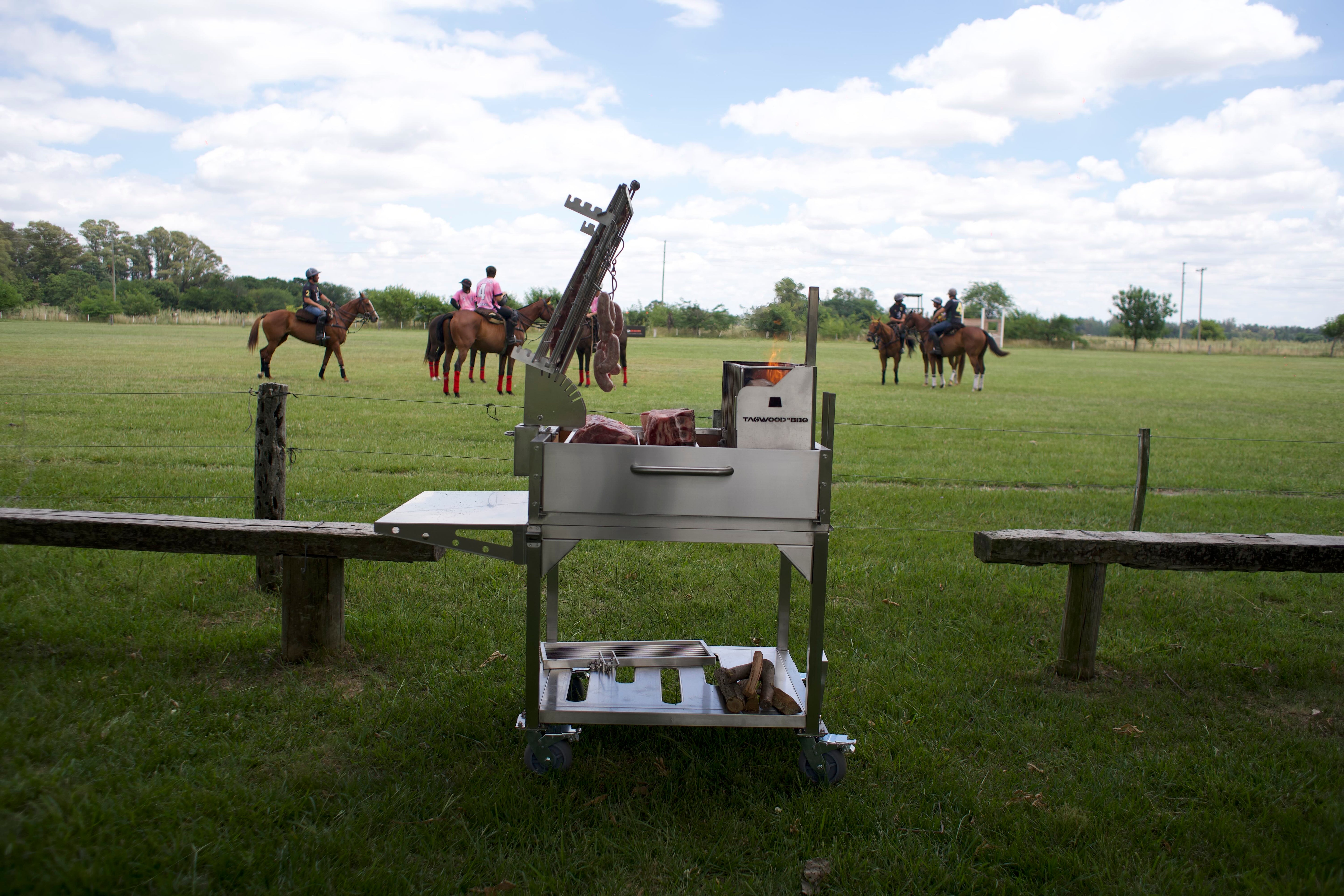 Argentine Clamp Grill with Firebox Tagwood BBQ33SS
